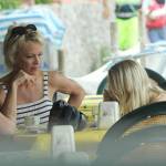Pamela Anderson, passeggiata in spiaggia a Taormina02