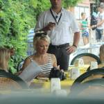 Pamela Anderson, passeggiata in spiaggia a Taormina11
