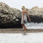 Pamela Anderson, passeggiata in spiaggia a Taormina09