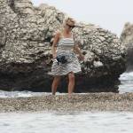 Pamela Anderson, passeggiata in spiaggia a Taormina8