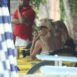 Pamela Anderson, passeggiata in spiaggia a Taormina07