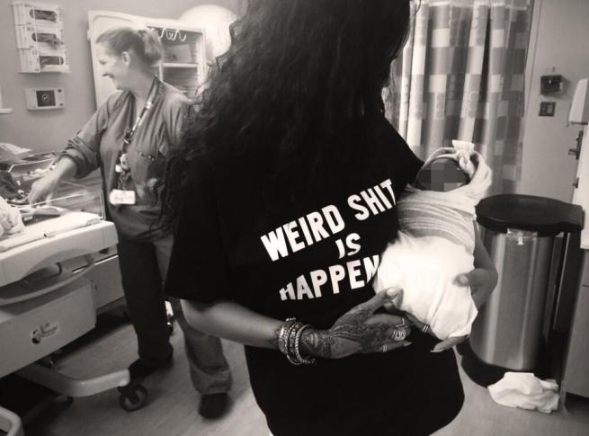 Rihanna diventa zia: su Twitter le foto con il nipotino05