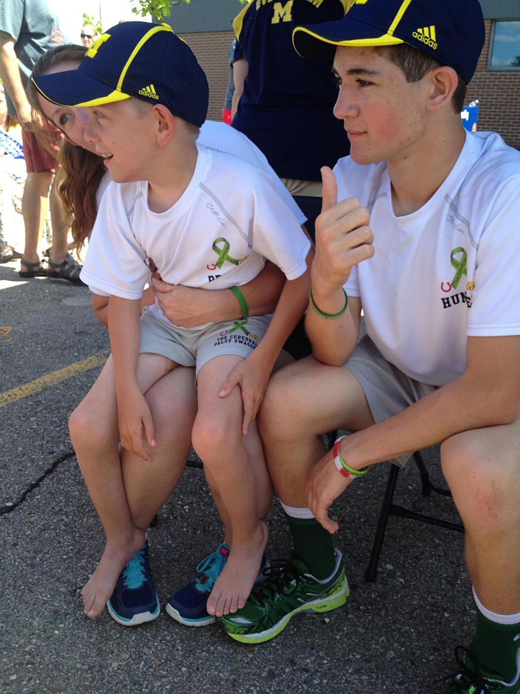 Usa, corre 64 km con il fratello invalido sulle spalle05