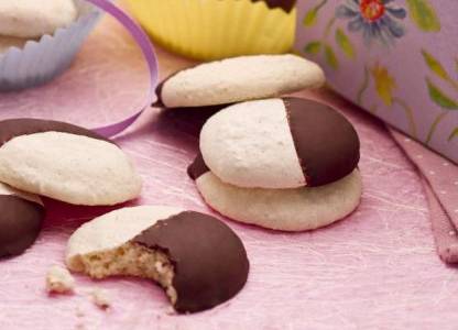 Ricette di dolci: biscottini al cocco ricoperti al cioccolato