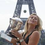 Maria Sharapova posa davanti alla Torre Eiffel 05