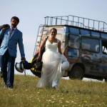 Coppia di sposi si lancia col parapendio con gli abiti del matrimonio02
