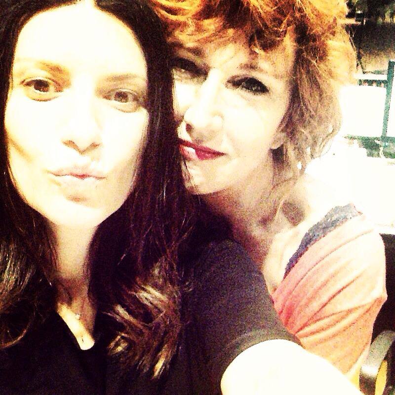 Laura Pausini e Fiorella Mannoia, selfie insieme abbracciate (foto)