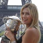 Maria Sharapova posa davanti alla Torre Eiffel 03