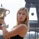 Maria Sharapova posa davanti alla Torre Eiffel 02