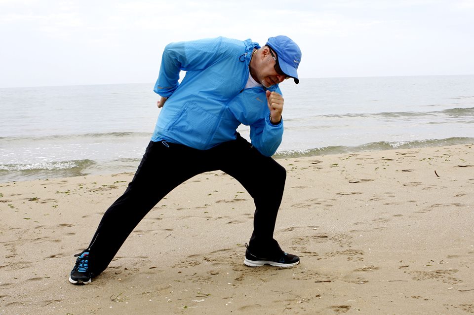 Vasco Rossi, jogging in spiaggia in vista del Tour (foto)