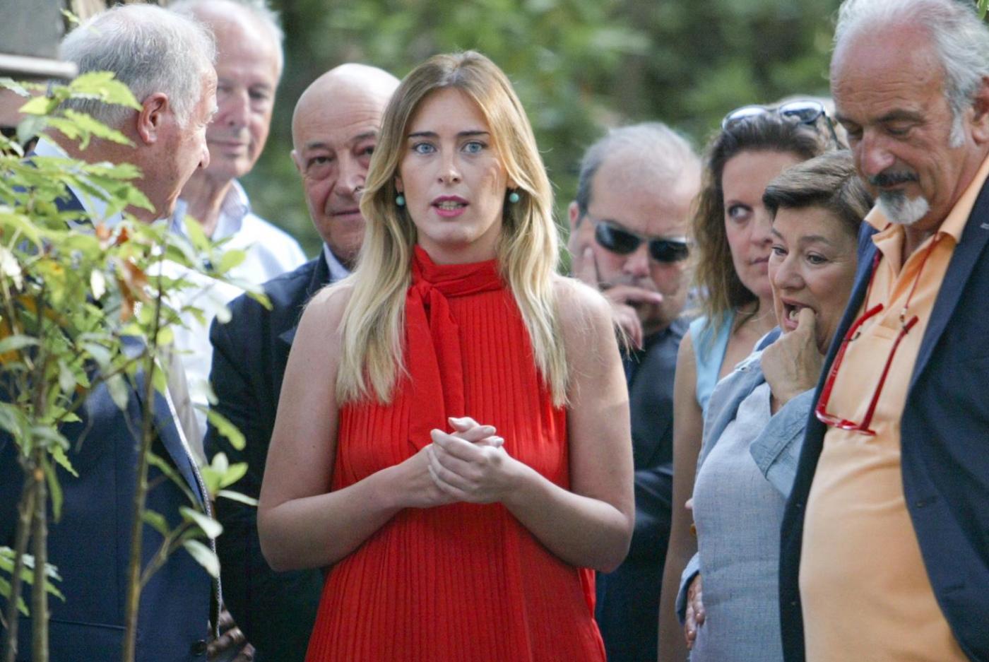 Maria Elena Boschi in Versilia col padre e senza scorta05