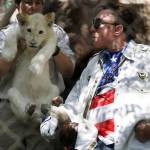 Tre cuccioli di leone albino in uno zoo privato di Las Vegas 09
