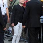 Daniel Radcliffe esce dagli studi tv e incontra un fan troppo focoso 05