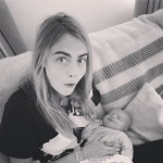 Cara Delevingne allatta il nipote Attico (foto)
