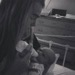 Cara Delevingne allatta il nipote Attico (foto)
