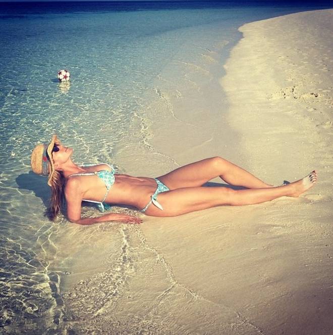 Elena Santarelli, jogging con pellicola sulla pancia: critiche dai fan