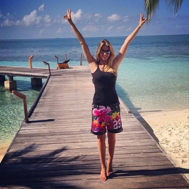 Elena Santarelli, jogging con pellicola sulla pancia: critiche dai fan