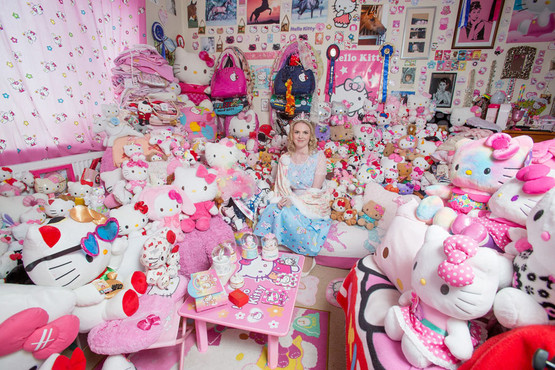 Gb, colleziona Hello Kitty in casa, ora ne ha 10mila04