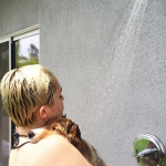 Miley Cyrus: su Instagram le foto con Emu, il suo nuovo cucciolo06