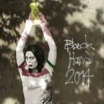Teheran, censurato il graffito della donna con la Coppa del Mondo