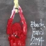 Teheran, censurato il graffito della donna con la Coppa del Mondo02