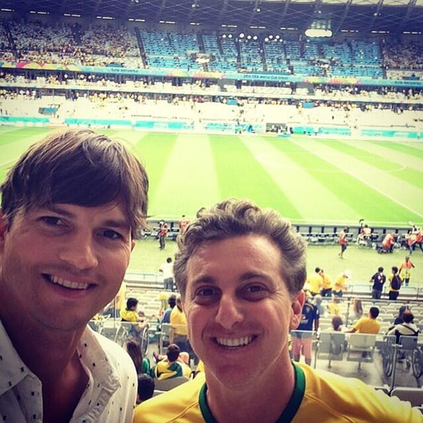 Ashton Kutcher, selfie durante la partita Brasile-Germania (foto)