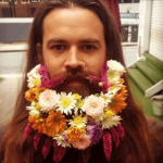 "Flower beards", la nuova moda di mettersi i fiori nella barba (foto)