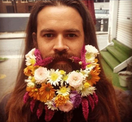 "Flower beards", la nuova moda di mettersi i fiori nella barba (foto)