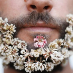 "Flower beards", la nuova moda di mettersi i fiori nella barba (foto)