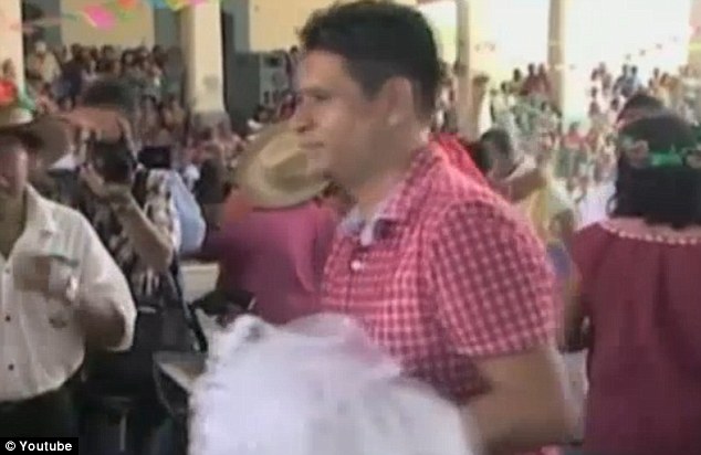 Messico, il sindaco del villaggio dei pescatori sposa un coccodrillo (