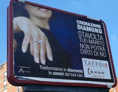 "Trasformiamo le ceneri dei tuoi cari in diamanti": cartellone choc a Roma