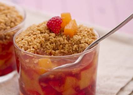 Ricette di dolci: pesche e fragole saltate con crumble di mandorle