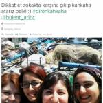 Turchia, donne sfidano vicepremier con selfie sorridenti (foto)