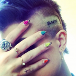 Kelly Osbourne si tatua in testa la parola "stories" (foto)