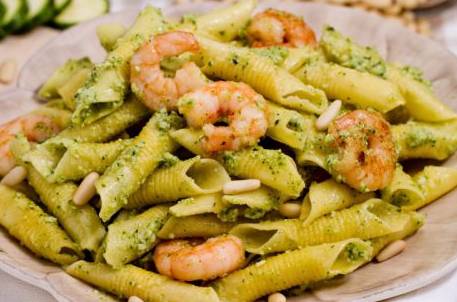 Ricette di primi: garganelli al pesto di zucchine e gamberetti saltati