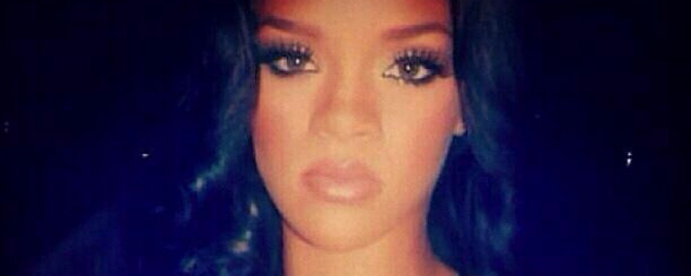 Rihanna, bellissima a 17 anni: il suo primo "selfie'02