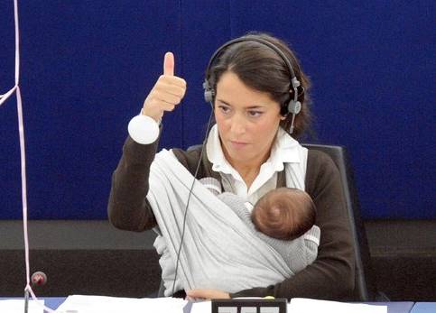 Divieto di portare bimbi in Aula, la protesta delle mamme onorevoli