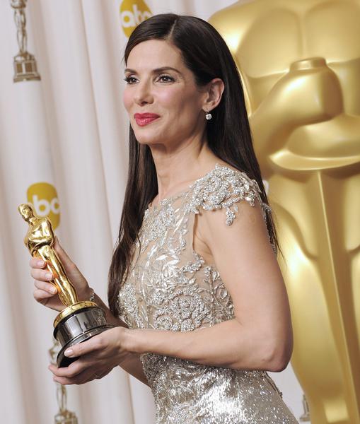 Sandra Bullock, la ex fidanzatina d'America compie 50 anni01