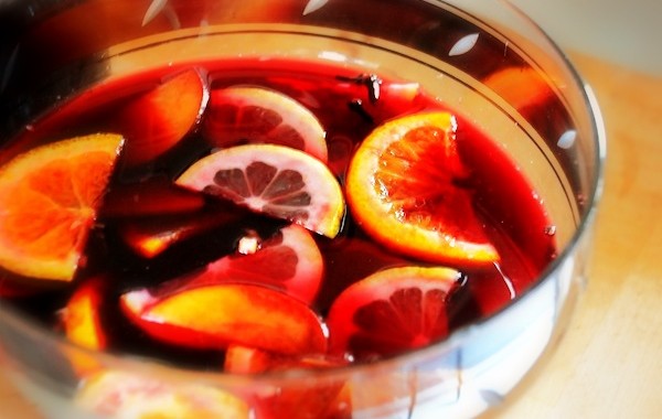 Come preparare la sangria con frutta e vino rosso