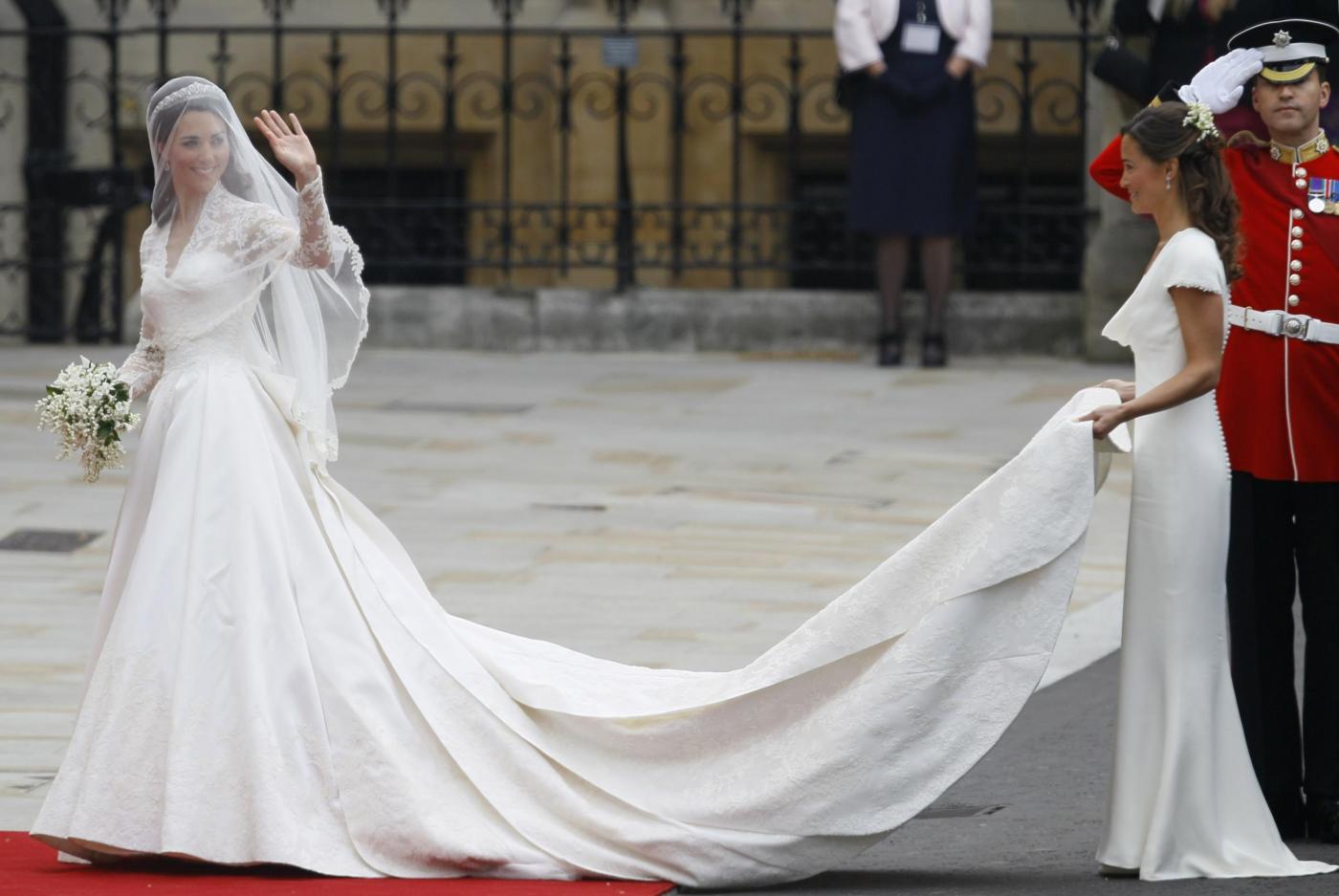 Pippa Middleton, il suo famoso abito bianco doveva "passare inosservato"
