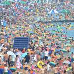 Cina, la spiaggia di Fujiazhuang è la più affollata del mondo13