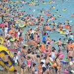 Cina, la spiaggia di Fujiazhuang è la più affollata del mondo12