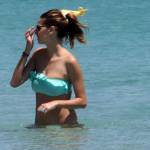Melissa Satta in bikini al mare con Kevin Boateng: coccole e baci (foto)