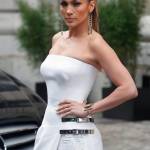 Jennifer Lopez conquista Parigi. Raggiante alla sfilata di Versace (foto)