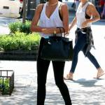 Miranda Kerr a passeggio per le strade di New York (foto)