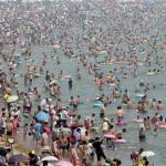 Cina, la spiaggia di Fujiazhuang è la più affollata del mondo07