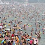 Cina, la spiaggia di Fujiazhuang è la più affollata del mondo02