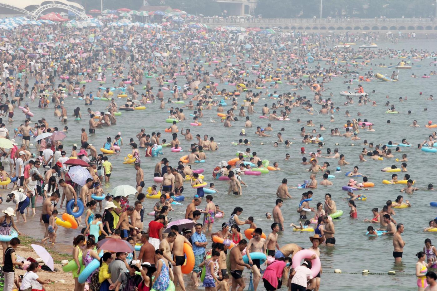 Cina, la spiaggia di Fujiazhuang è la più affollata del mondo02