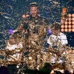 David Beckham ricoperto d'oro con i figli Cruz e Romeo 07