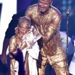 David Beckham ricoperto d'oro con i figli Cruz e Romeo 03